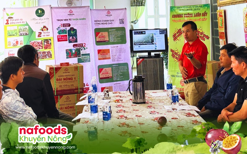 Đại diện Nafoods phát biểu, cập nhật thông tin đến bà con nông dân