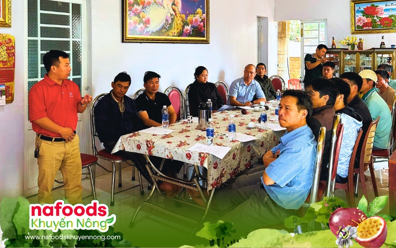 Đại diện Nafoods, công ty Long Huệ cùng bà con nông dân địa phương tại hội thảo