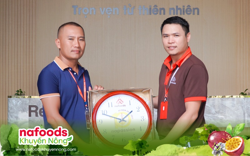 kỹ thuật viên nafoods chanh leo và chủ nhiệm htx chanh leo ia tô
