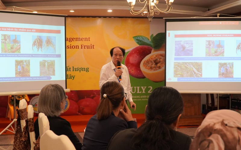 TS. Nguyễn Văn Viết trình bày chủ đề Quản lý chất lượng để cải thiện chuỗi giá trị cây chanh dây phục vụ xuất khẩu