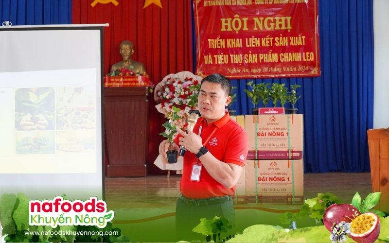 Ông Nguyễn Hữu Cường chia sẻ tại hội thảo nông dân trồng chanh leo xã an nghĩa huyện kbang